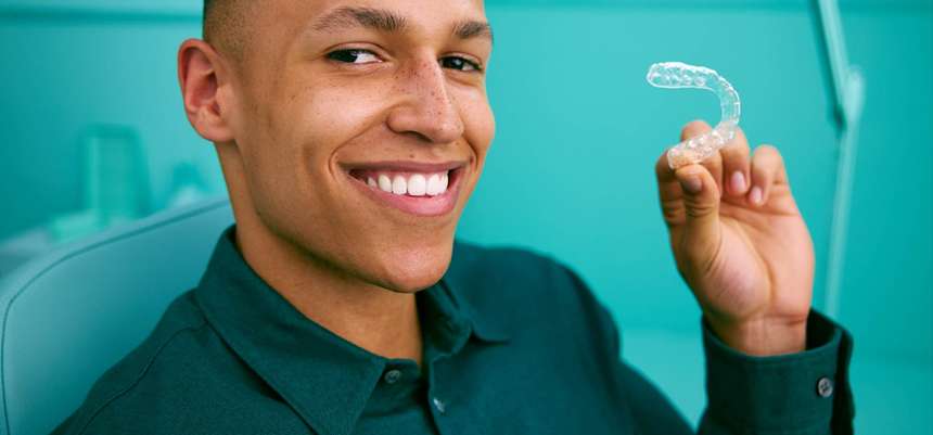 [CRO] Banner - Man - Aligner - Hand - Smile - Blue - Background - Desktop