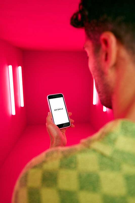 [CRO] Phone - Mobile - APP - Man - DR SMILE - Pink - Light - Background - Desktop