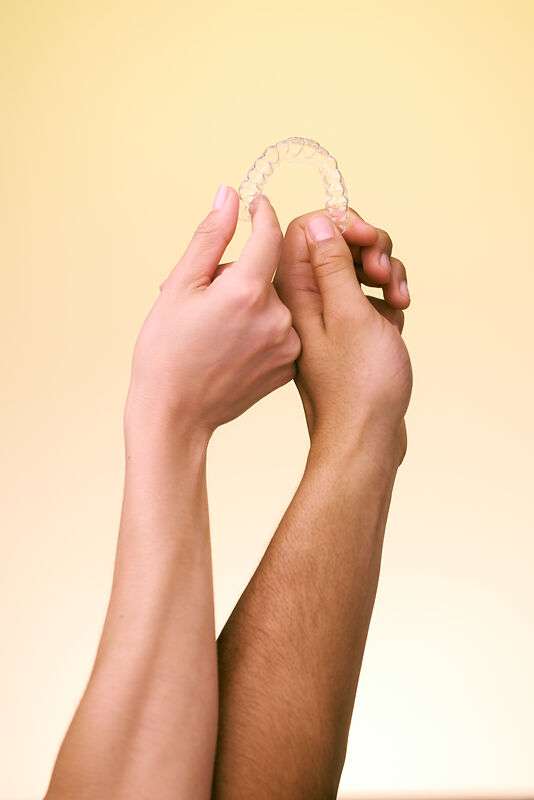 [CRO] - Hands - male - Aligner - up - yellow - background - desktop