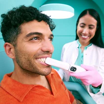 [CRO/DO NOT USE] Man - Orange Shirt - Woman Dentist - 3D Scan - Medical - Background - Desktop