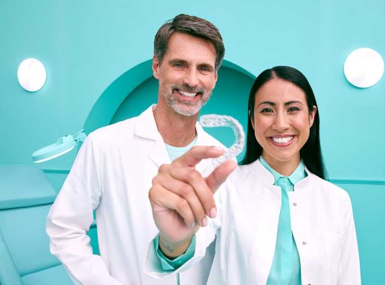 [CRO/DO NOT USE] Hero - Dentists - Man - Woman - Aligner - Hand - Medical - Background - Desktop