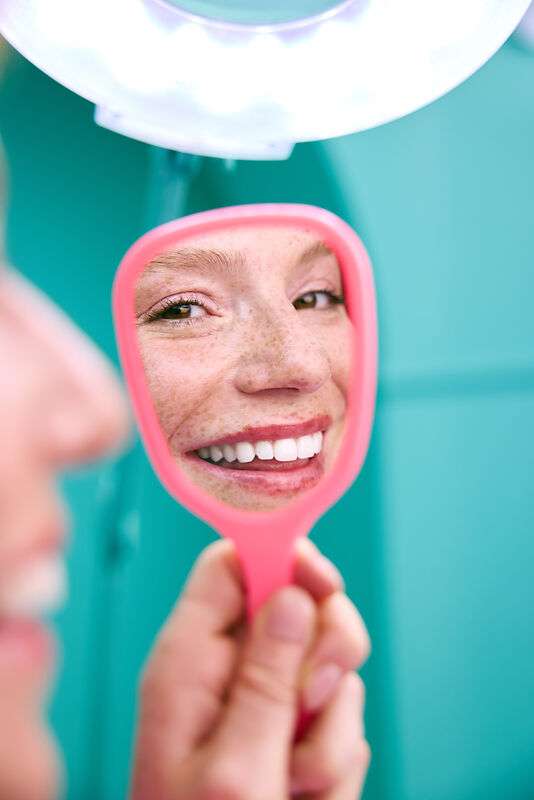 [CRO] Woman - Refection -  Mirror - Led light - Smile - Freckles - Blue - Background - Desktop