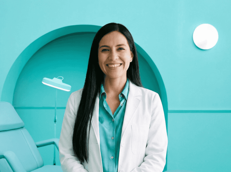 [CRO] Woman - Brunette - Smile - Aligner - Pink - Shirt - Blue - Background - Desktop