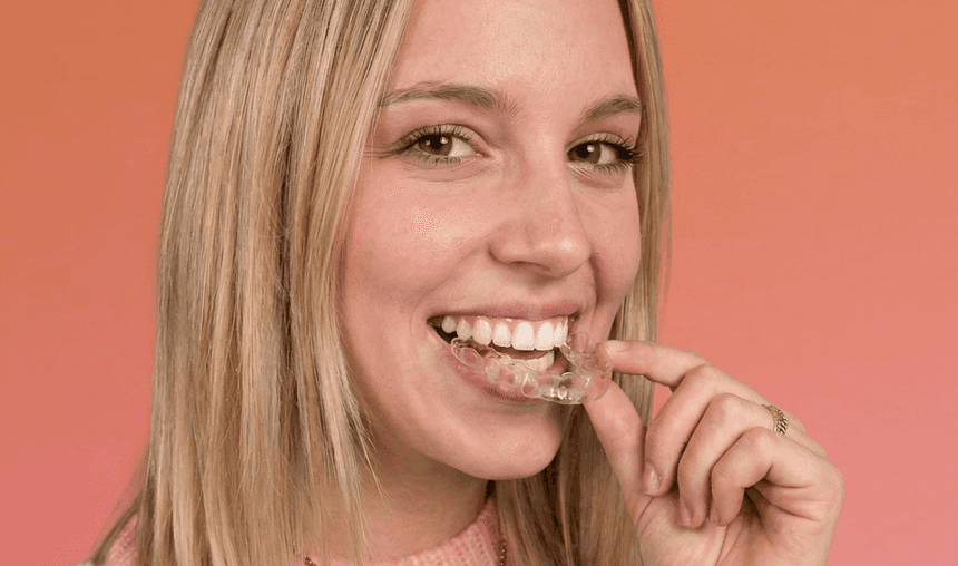 [CRO] Woman - Ginger - Pink shirt - Mirror - Led light - Smile - Freckles - Blue - Background - Desktop