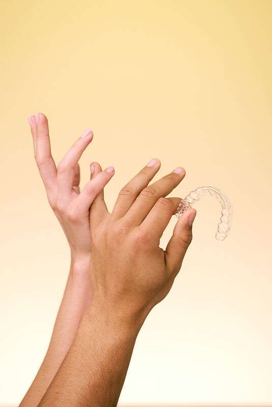 [CRO] Hands - Male - Female - Pinky Fingers - Aligner - Yellow - Gradient - Background - Desktop